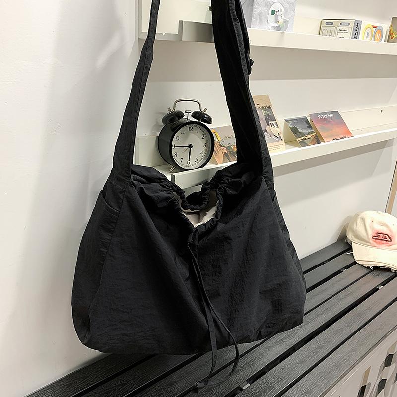 

Новая сумка-мешок повседневная женская большой вместимости простая сумка-мессенджер сумка для занятий для студентки колледжа сумка на плечо чёрный