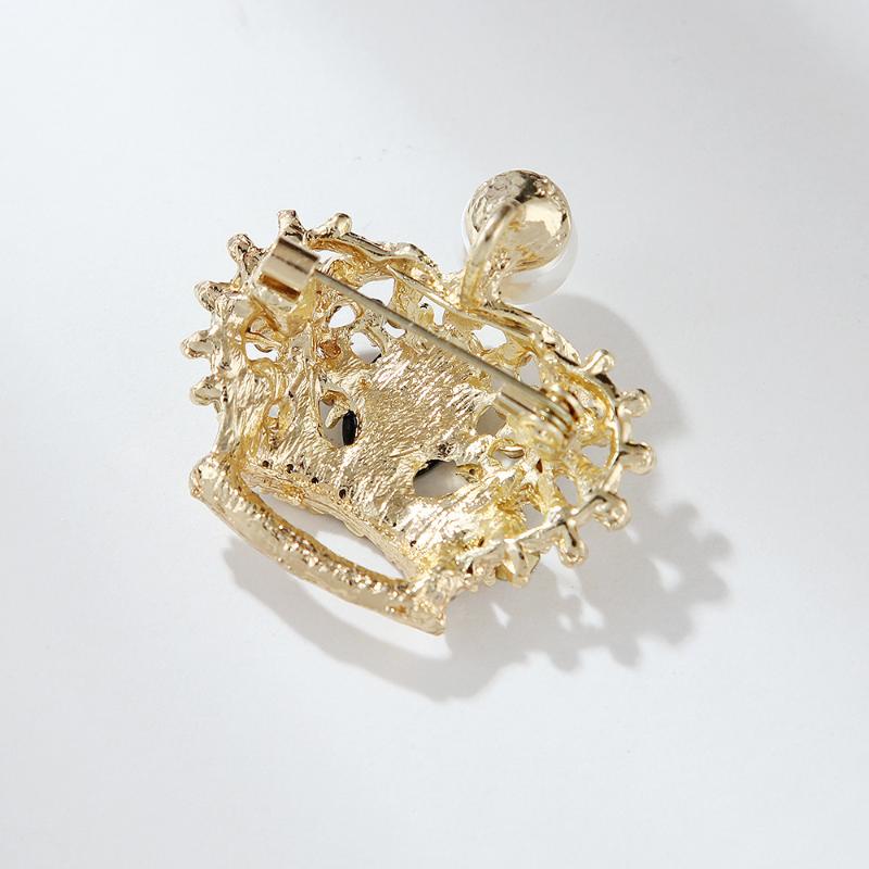 Vintage Crystal Crown Cameo Brooch Lightweight Rhinestone Queen Lapel Pin for Women Graduation Ceremony Wear