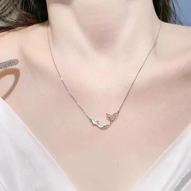 Nickel Silver Plated Gold Fishtail Necklace with Mother-of-Pearl: Elegant Mermaid-Inspired Clavicle Chain for Women