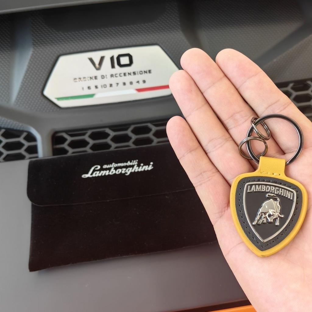 For Lamborghini Urus Huracan Aventador Premium Shield Keychain Car Genuine Box Set Classic Foreign Trade Gift Auto Headrest