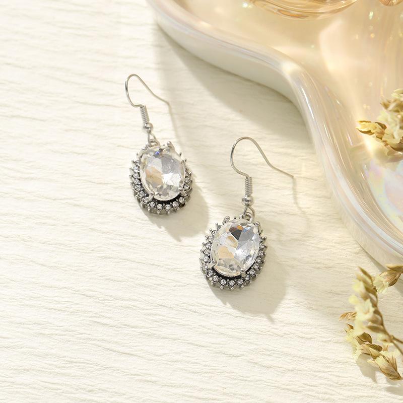 Source Premium Earrings Versatile Diamond-encrusted Women's Earrings Source Factory