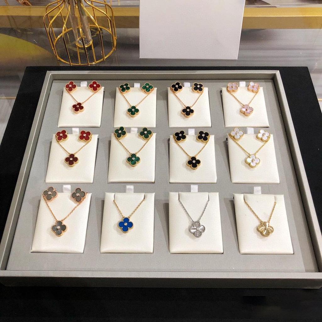 Collar de Trébol de Cuatro Hojas de Plata de Ley S925, Chapado en Oro con Nácar y Ágata sobre una Cadena Clavícula Cortada con Láser.