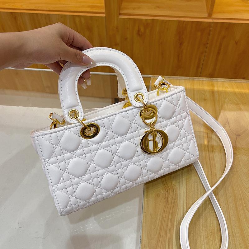 2025 Новая горизонтальная сумка-тоут с ромбовидным узором изысканная универсальная легкая роскошная на плечо сумка-мессенджер 25x14x65cm белый 2380₽