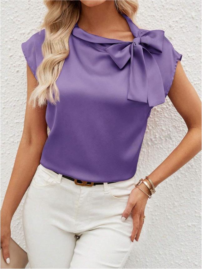 T-shirt da donna in raso con colletto a fiocco e design di nicchia