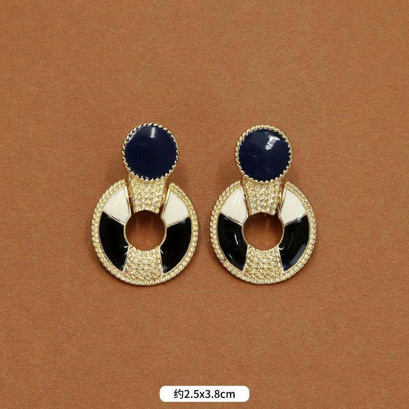 Autumn and winter niche French retro court enamel stud earrings femininity fashionable personality exaggerated Hong Kong style small fragrant ear