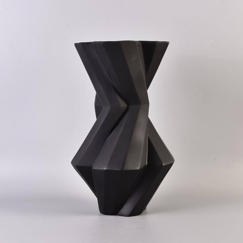 Black & White Resin Vase with Broken Line Leaf Pattern - Modern Minimalist Ornament for Home or Hotel Decor