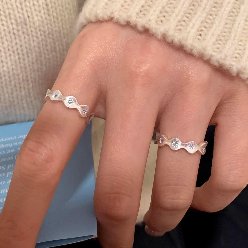 Habu Blaue Sternförmige Wellenring für Damen, mit Glatter Oberfläche, Offenes Design, Verstellbar für Den Zeigefinger, Ein Wenig Bekannter Stil.