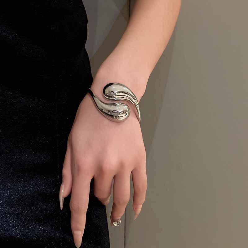 Schickes High-End-Metallarmband: Eleganter, Einzigartiger und Mutiger Damenschmuck