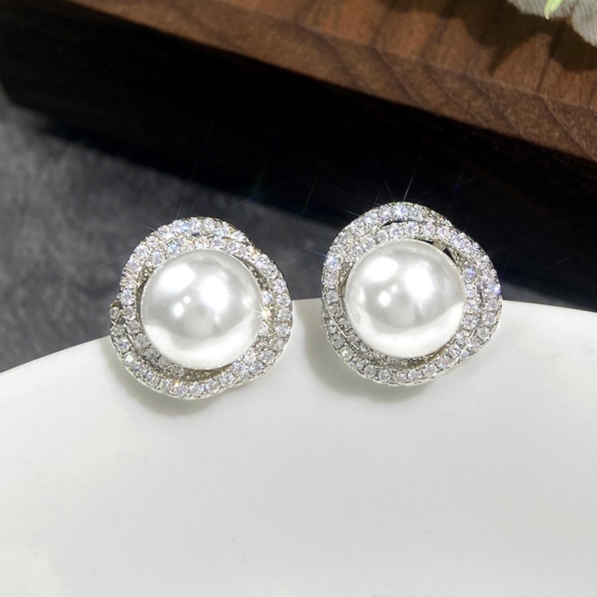 Twisted Double Pave Halo Round Pearl Stud Earrings Four Tone and Two Pearl Color Option Women Elegant Ear Jewelry белый