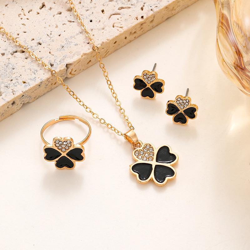 

Популярный комплект украшений с бриллиантами и четырехлистным клевером: Ожерелье, кольцо и серьги - модный дизайн любовной вышивки 3-piece set чёрный