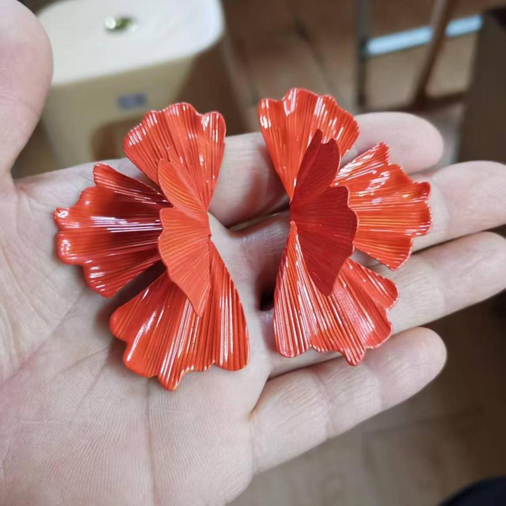 Pendientes Plisados de Hoja de Ginkgo Bohemio: Elegante, Versátil y Llamativo.
