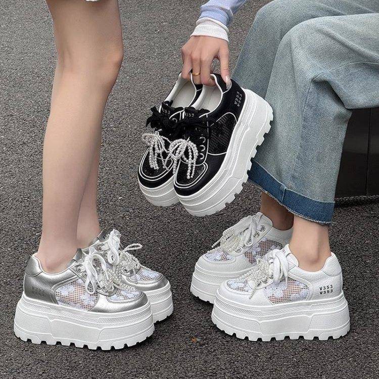 

Платформенные белые женские летние новые дышащие сетчатые кружевные туфли с жемчужным цветком, универсальные повседневные туфли на платформе, увеличивающие рост 40 белый