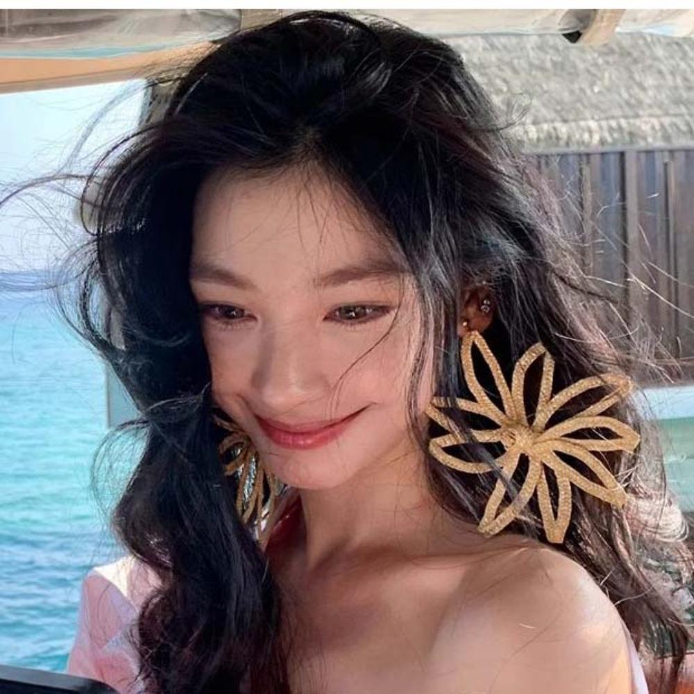 

Bohemian Style Exaggerated Flower Ear Studs Elegant Hollow Floral Earrings Party хакі