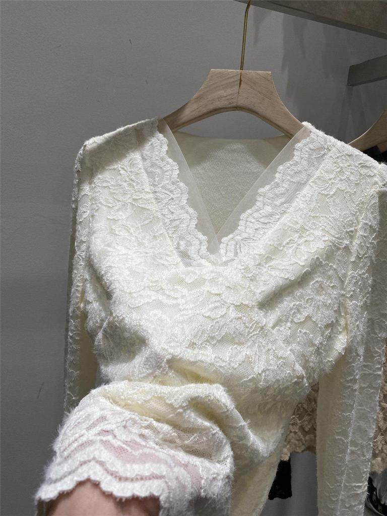 Women's French Patchwork Lace Thickened Long Sleeve Top - Warm, Slimming, Plus Velvet for Autumn/Winter.