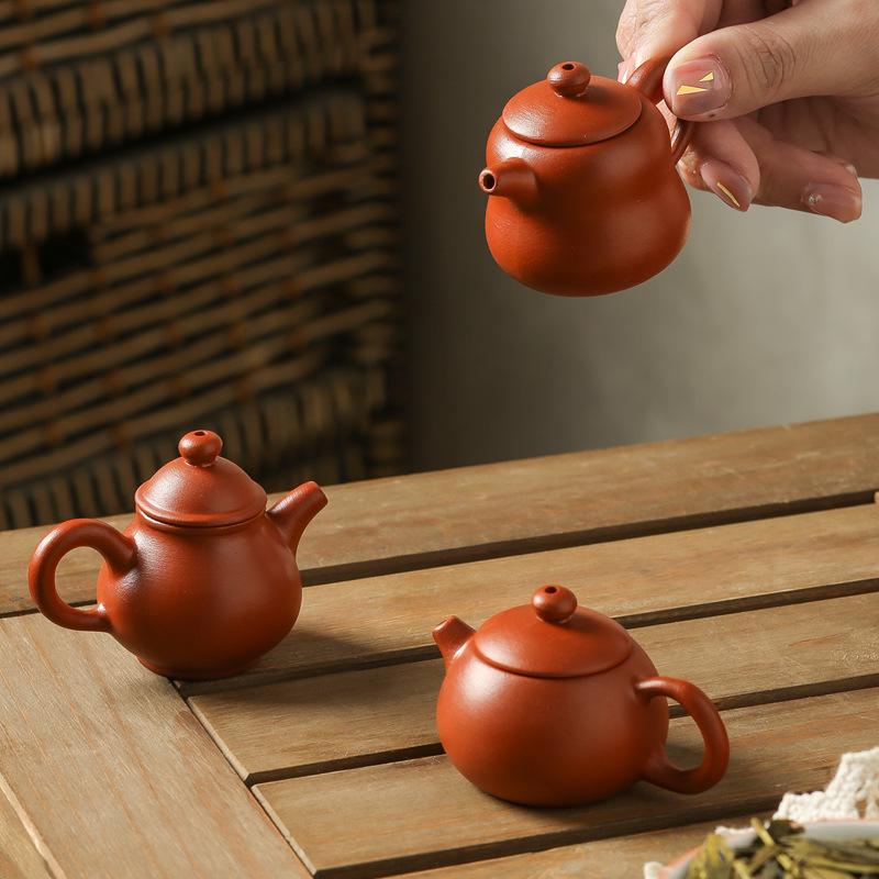Mini Purple Clay Milk Tea Teapot, Decorative Fingertip Pot with Lid and Handle, Tea Pet Accessories, Water Cut Feature