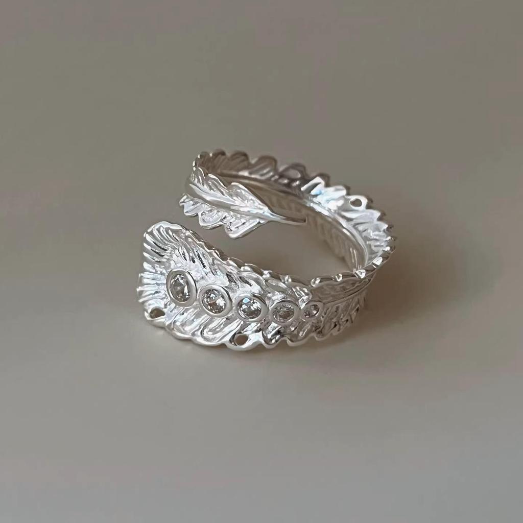 Elegant Feather Ring: Women's Versatile Open Fashion Statement for Index Finger, Stackable and Trendy Style.