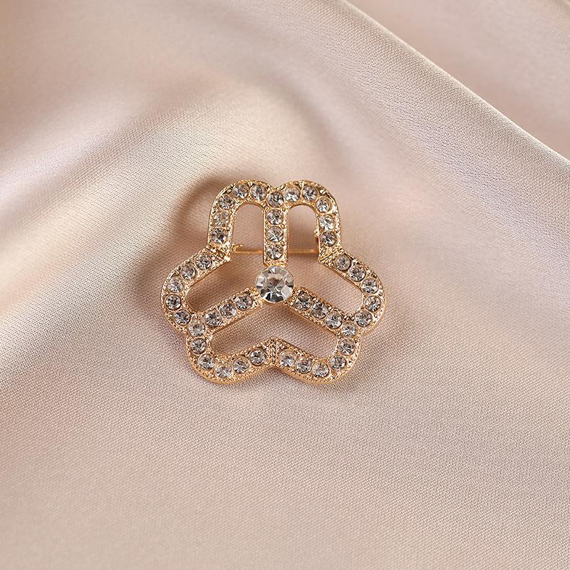 

Высококлассная брошь с логотипом Международного женского дня, излучающая ощущение изысканности и легкой роскоши