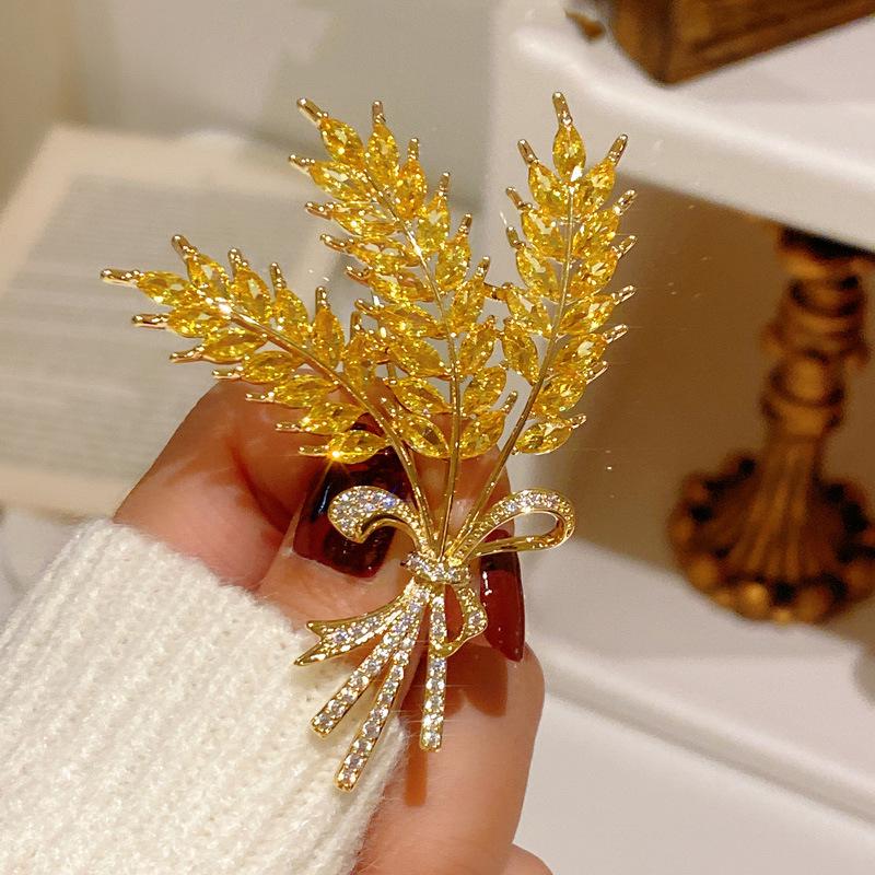 Elegant Gold Wheat Ear Brooch - Women's Versatile Bouquet Pin for Suits and Coats
