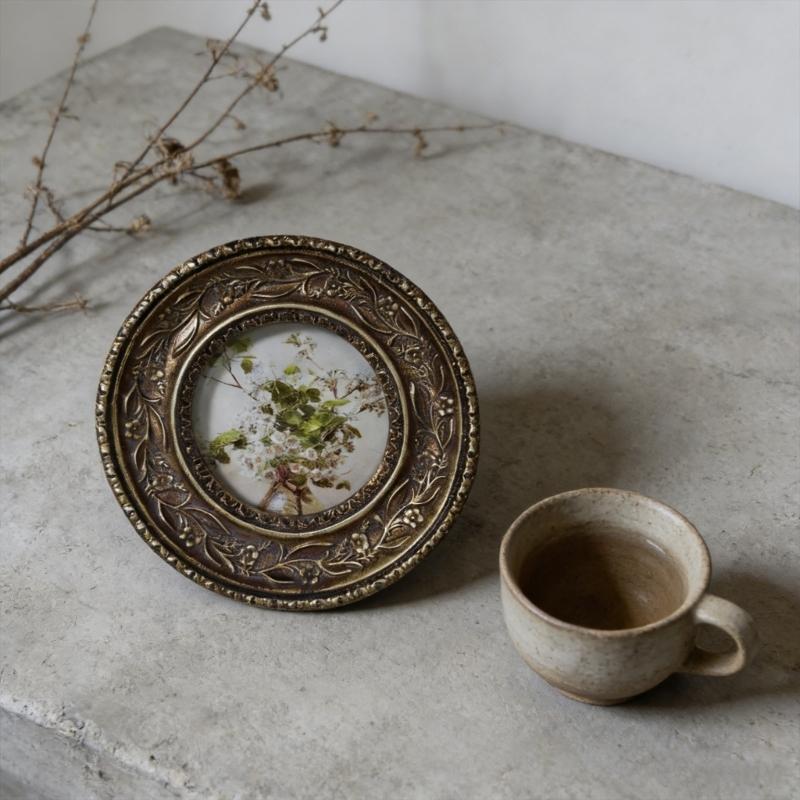 Elegant Resin Circular Picture Frame Antique Design Bronze Carving Photo Frame For Home Decoration And Tabletop Display