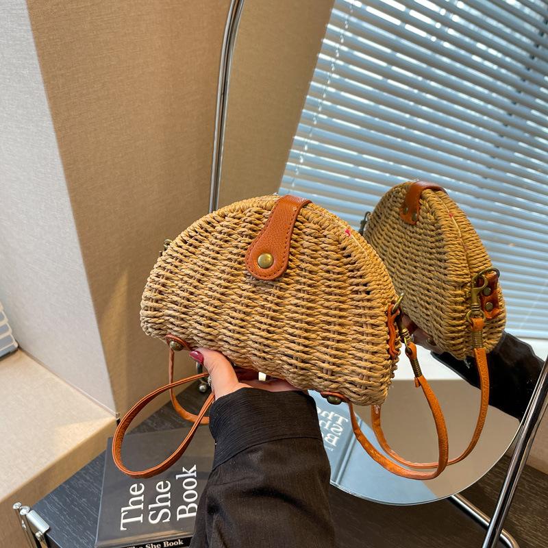 

Saddle bag women s 2025 summer new fashion casual woven bag trend versatile niche messenger straw bag хаки
