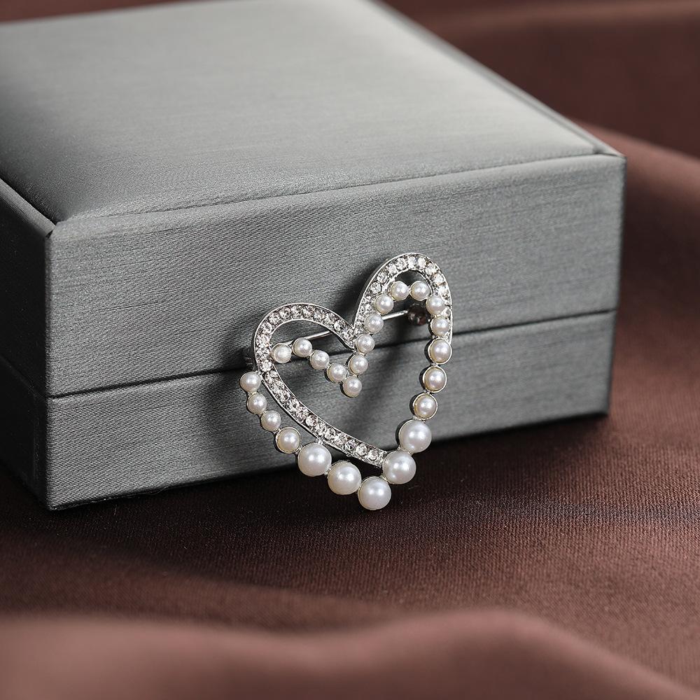 1PC Fake Pearl Couple Elegant and Precise Brooch Heart Brooch Heart-Connected  Jewelry