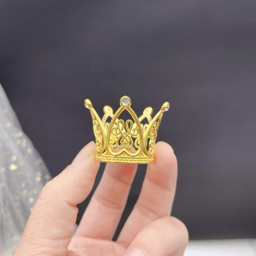 Heart-Shaped Crown Cake Decoration: Mini Cartoon Toy & Perfume Bottle Cap with 6 Diamond Alloy Accents