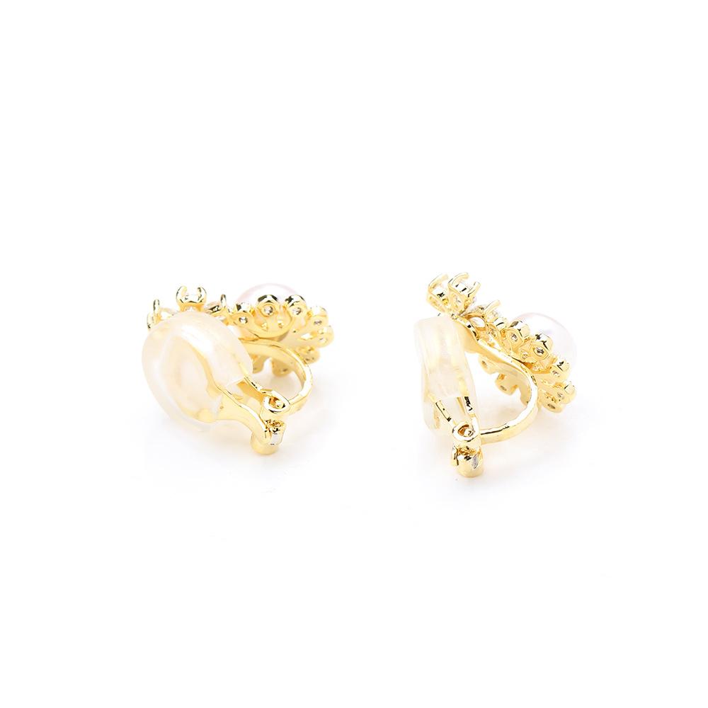Sweet and Simple, Micro-inlaid Zircon Daisy Earrings, Gold-plated, Versatile, Ear-piercing, Ear Clips, Freshwater Pearl Earrings, Women's Earrings
