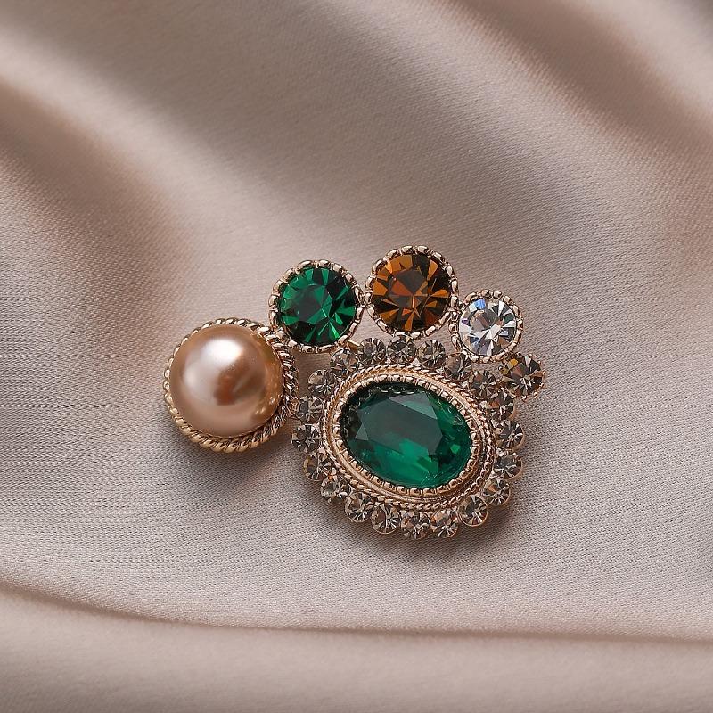 Personalized Emerald Oval Brooch, High-end Feminine Charm, Retro Pearl Brooch, Niche Design Sense Brooch