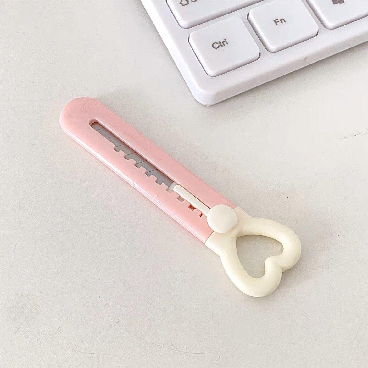

Mini Love Art Knife Convenient Unboxing Knife Express Delivery Artifact Student Office Account Creative Paper Cutting Tool Knife розовый