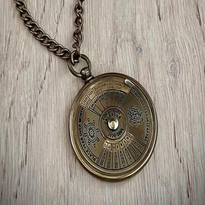 Malý 50letý náhrdelník s věčným kalendářem starožitný mosazný námořní vintage styl