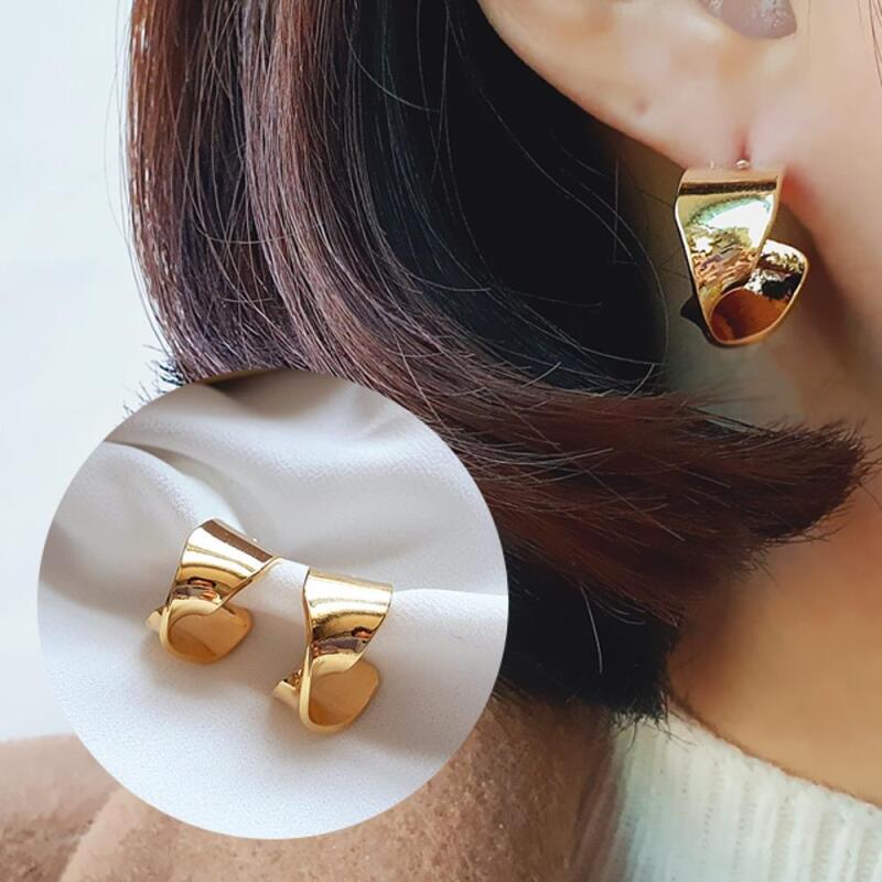 

Neuba Earrings Twist Metal Bold Women s Round gold