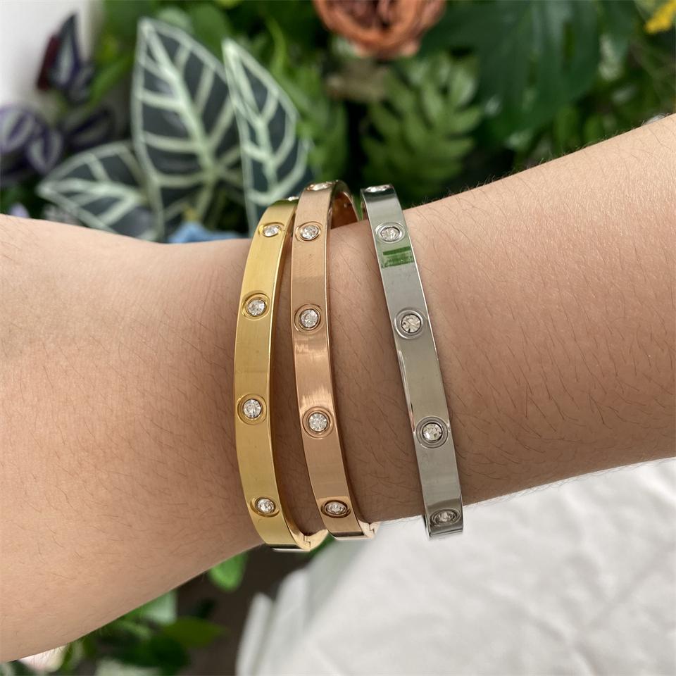 ZAKOL Bracciali Rigidi Geometrici Classici in Acciaio Inossidabile con Zirconi Squisito Colore Oro Regalo di Compleanno Zirconi per Donne