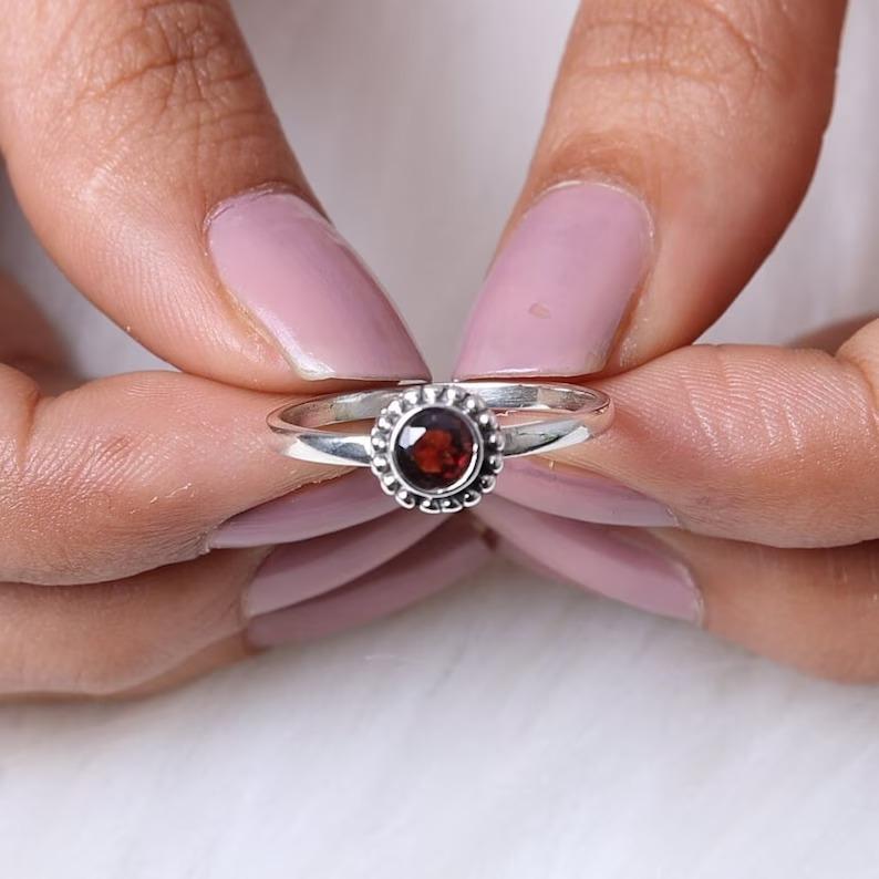 Natürlicher roter Granat runder Edelsteinring, handgemachter Ring, Stapelring, Geschenk für Sie, Statement Ring, Silberschmuck, 925 Sterling Silber