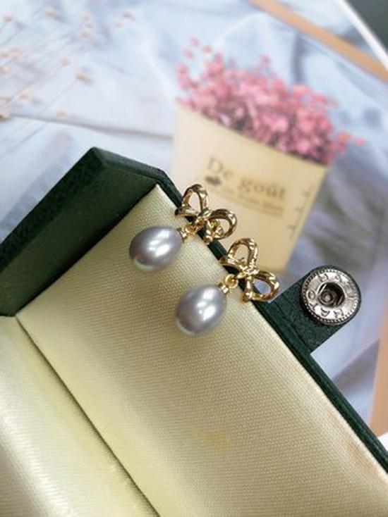 Pearl and Bowknot Stud Earrings: Sweet 7-8mm Rice-Shaped Pearls, 18K Gold Plated