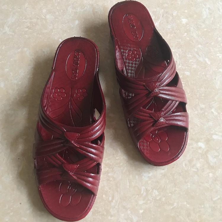 

Удобные и прочные женские летние шлепанцы из ПВХ 40