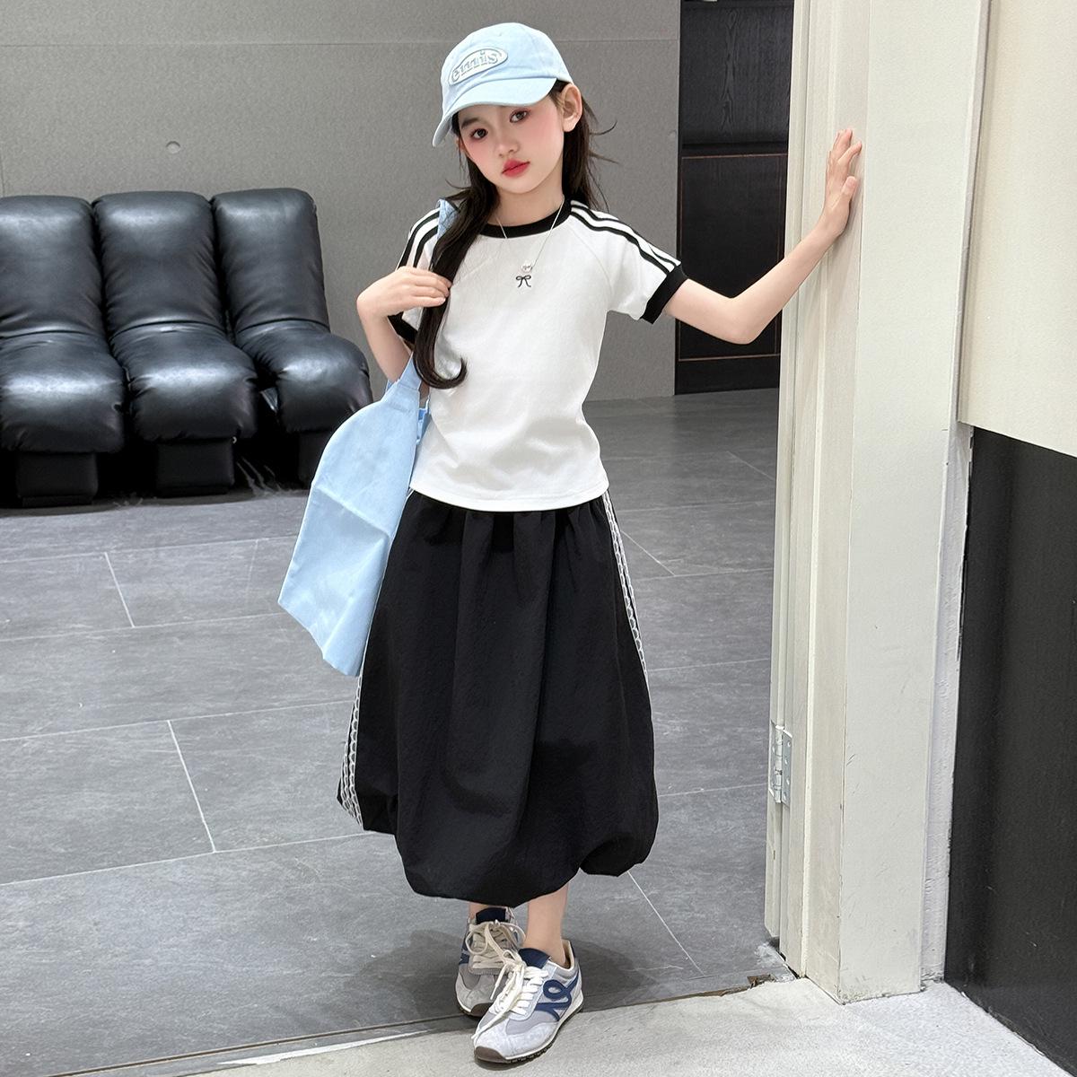 

Летний модный комплект для девочек 2025: Стильный топ с короткими рукавами и модной юбкой-тюльпаном длиной семь восьмых 130 cm