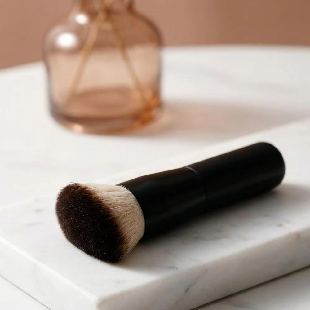 Soft Fiber Foundation Brush Fluffy Bristles Face Contouring Brush  for Blush Application