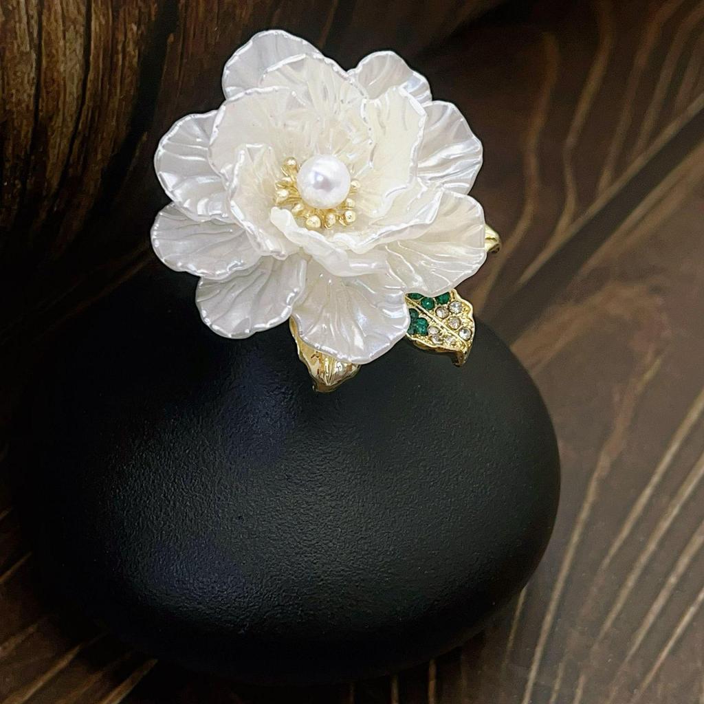 Pearl Camellia Brooch: High-End Luxury Women's Clothing Accessory Waist Cincher Buckle & Garment Clip Ornament.