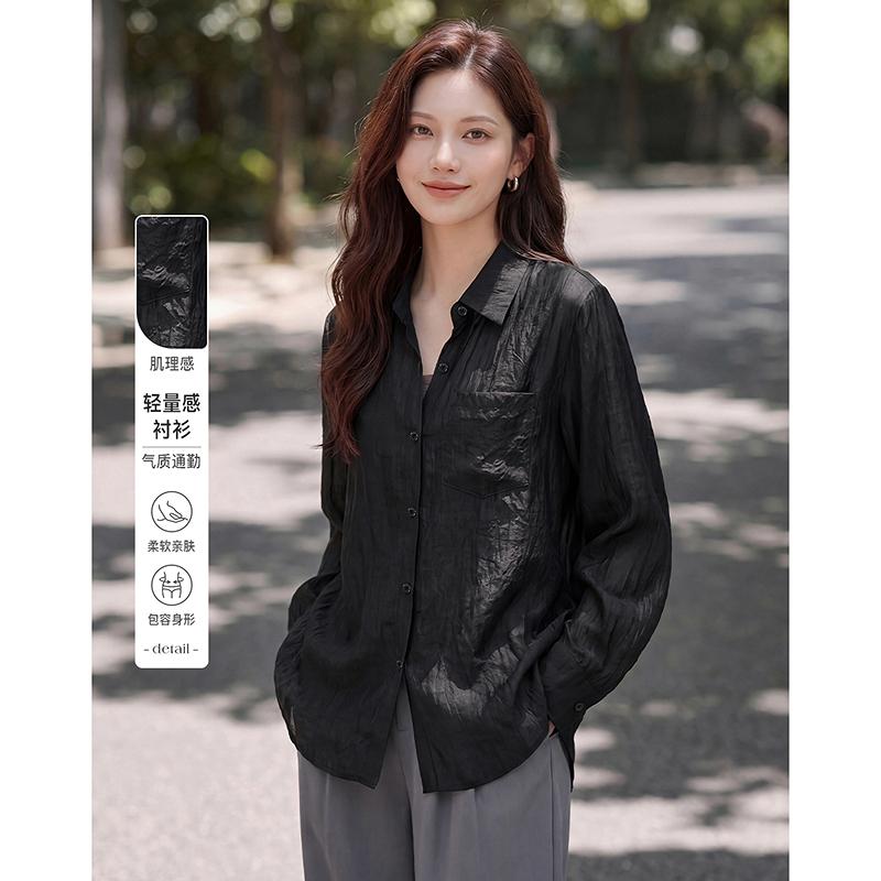 Loose shirts in early spring and summer, with a sense of luxury and a beautiful look. Wearing a trendy top
