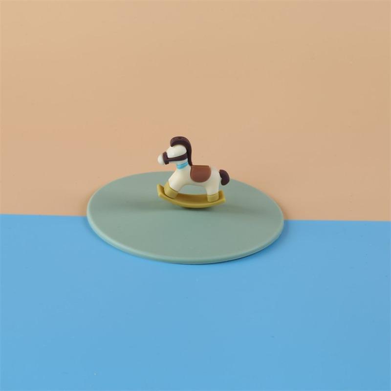 Buntes Silikon-Becherdeckel in Stiftform, Niedliche figürliche Gestaltung, Staubdichter Becherdeckel, Geeignet für Schüler.