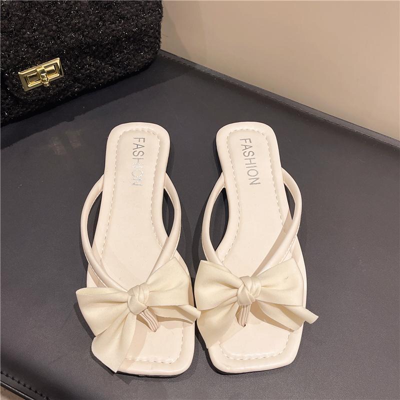 Large size Internet celebrity flip-flops women's summer wear flat bottom fashion 2025 new beach pinch slippers ins tide
