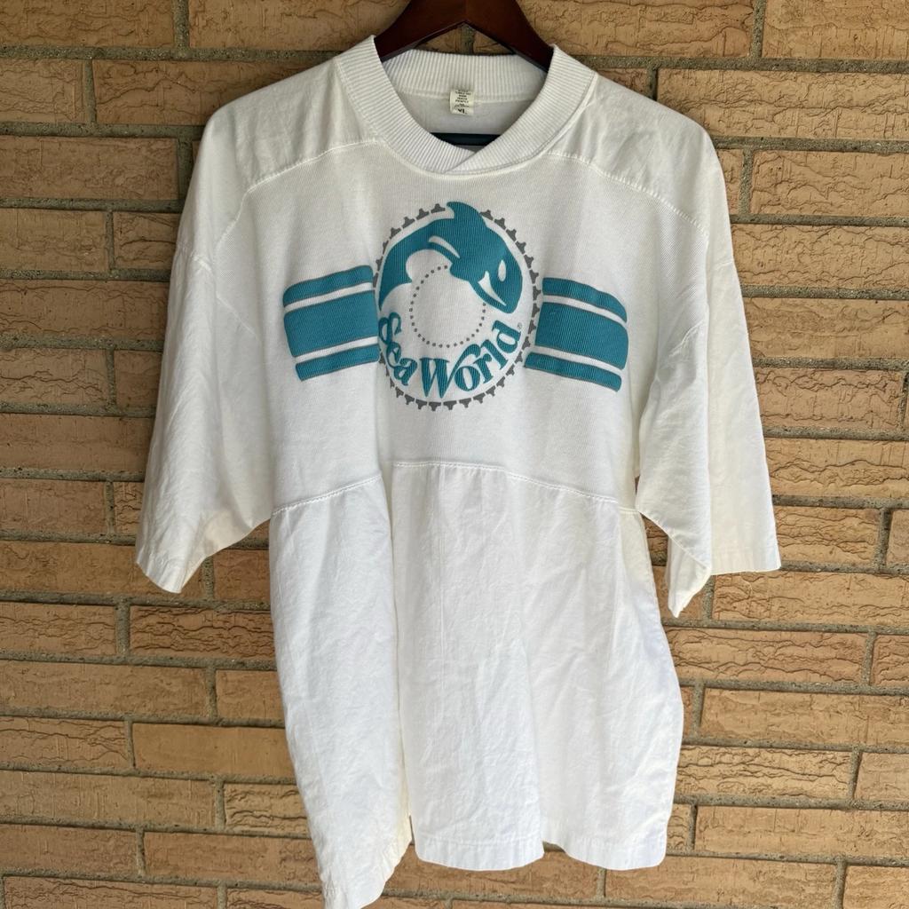 80s 90s SeaWorld Shamu Orca Whale raised graphic v-neck t-shirt adult XL vintage