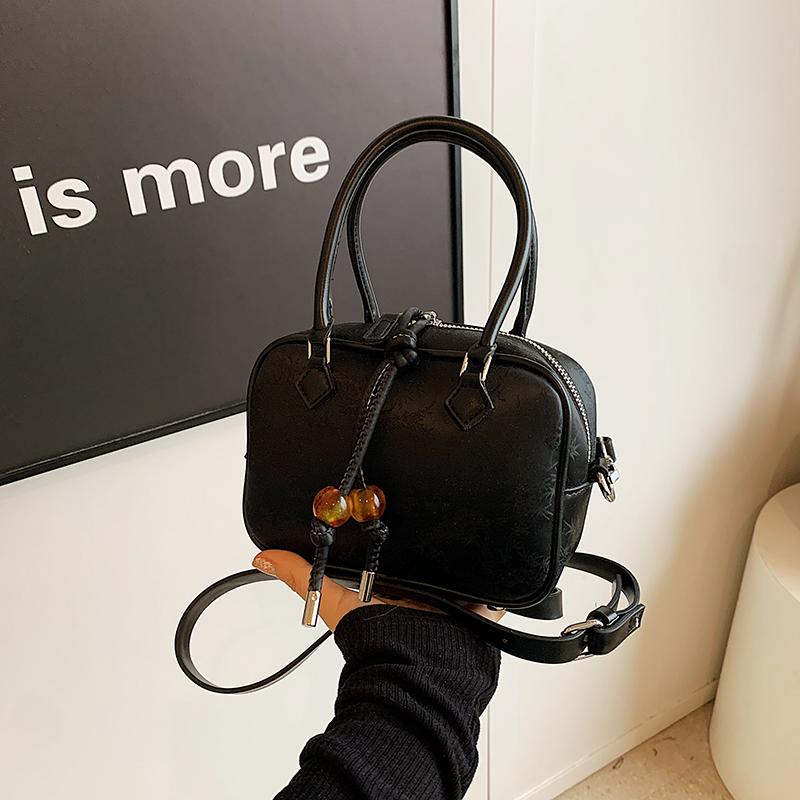 

Сумка через плечо из высококачественного полиуретанового материала, легкая, роскошная и великолепная, украшенная стеклянными бусинами, элегантный темперамент.