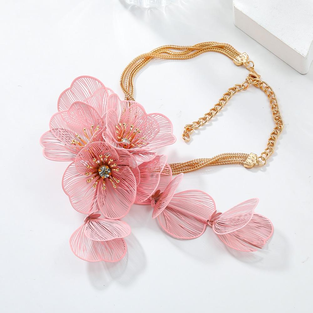 Luxury Cutout Flower Neck Pendant Zinc Zinc Alloy Floral Tassel Necklace Exaggerated Flower Necklace Banquet