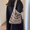 Gestreifte Stricktasche Damen neue trendige Mode lässiger Stil Umhängetasche gewebt Hohl einfach vielseitiger Rucksack