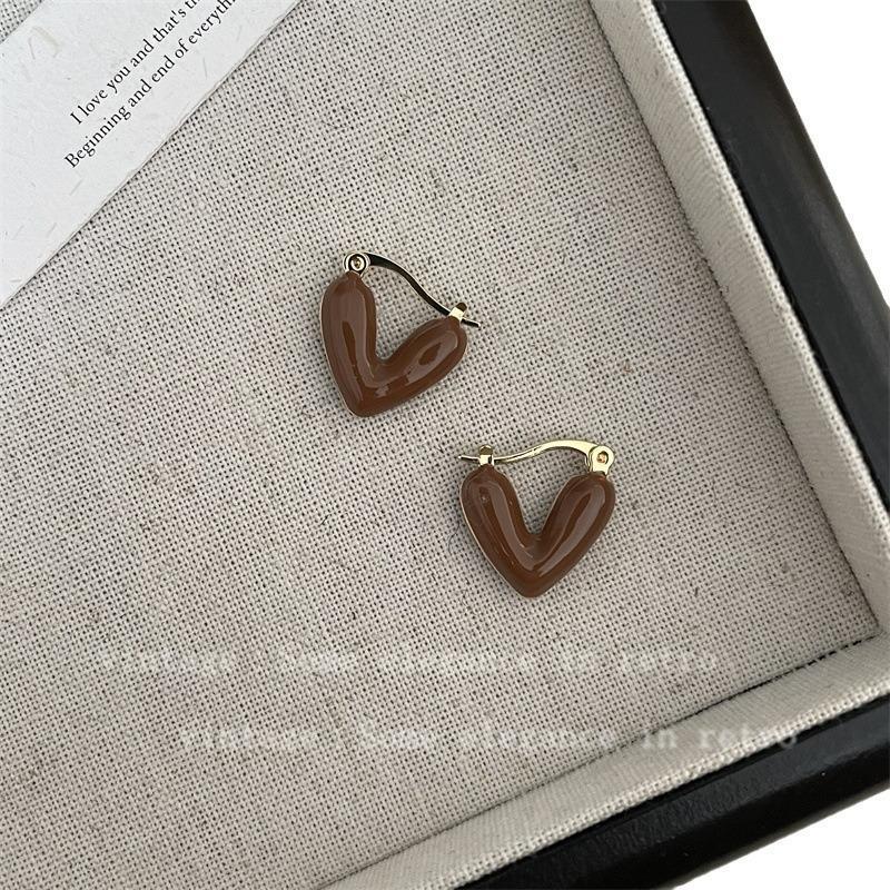 Korean Retro Brown Heart Stud Earrings: Chic, Versatile Design for Women
