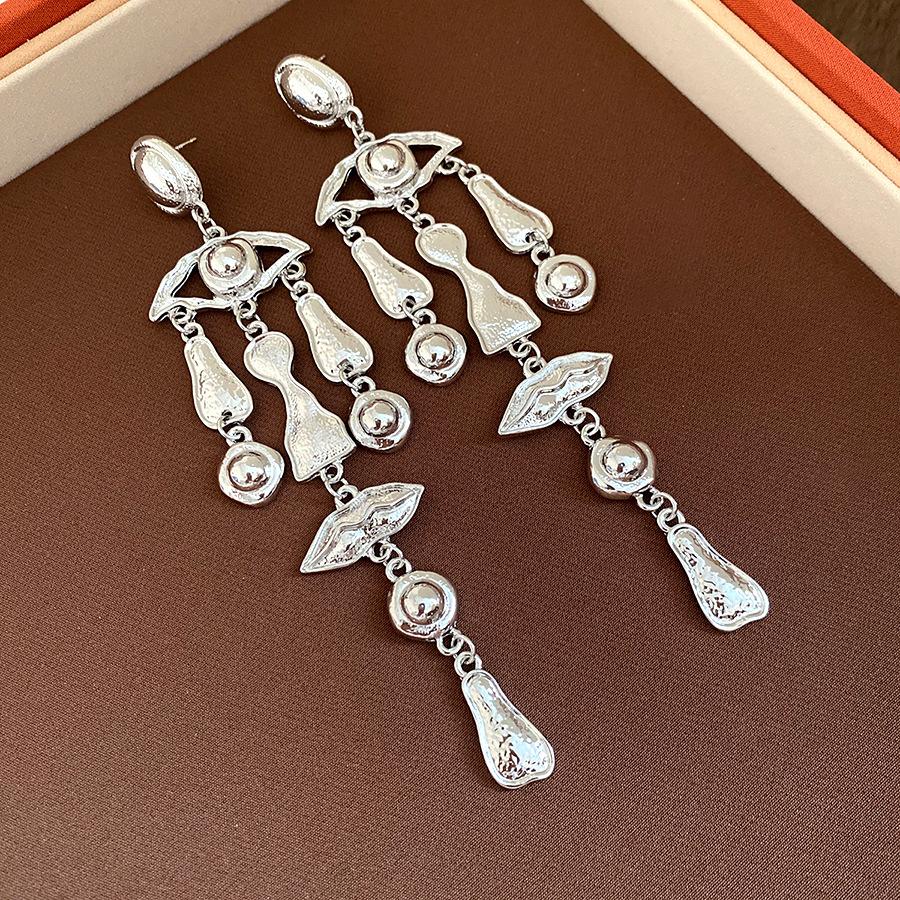 

Silver needle oval fringed earrings European and American retro personality temperament earrings light luxury high-end earrings design sense niche