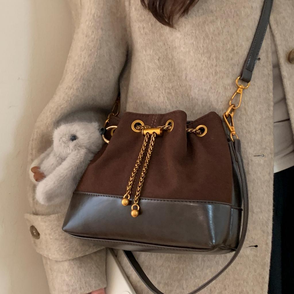 Niche Design Portable Small Bag Women's 2025 Autumn New Contrasting Color Foreign Style Chain Messenger Bag Commuter Bucket Bag