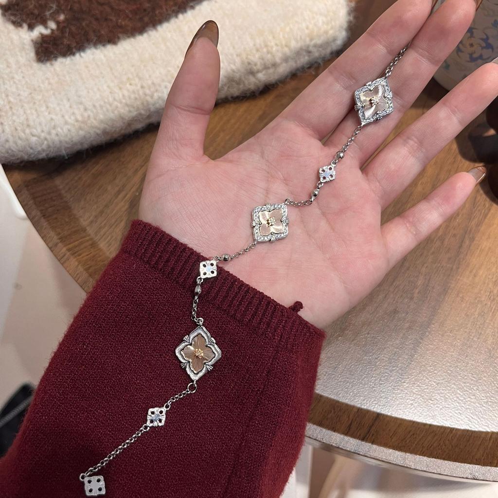 Buqi Lati Christmas Style Cloth Cloth Set Italian Brushed Four-Leaf Clover Necklace Three-Flower Bracelet Earrings