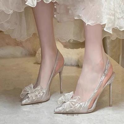 Champagner mit Rock, hohe Absätze, spitze Zehenpartie, dünner Absatz, leere einzelne Schuhe, transparente Schleife, Strass-Sandalen, Feenstil